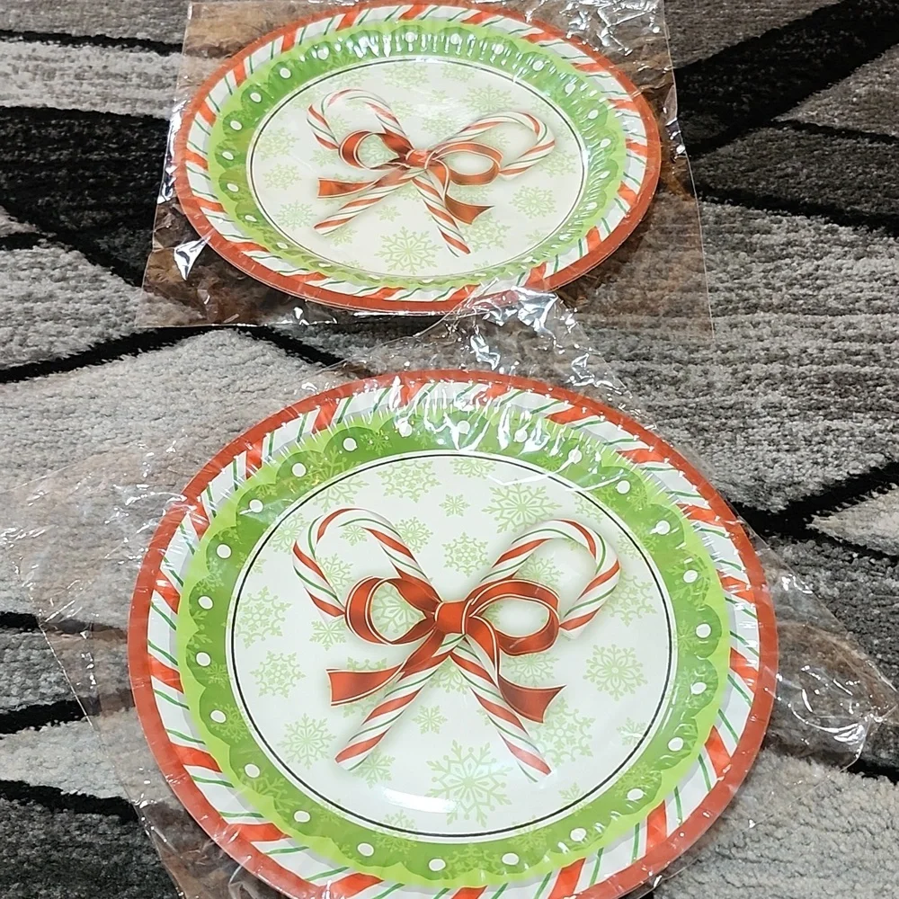 CHRISTMAS THEMED DISPOSABLE TABLEWEAR & PLAID POT HOLDERS BUNDLE PRICE FIRM